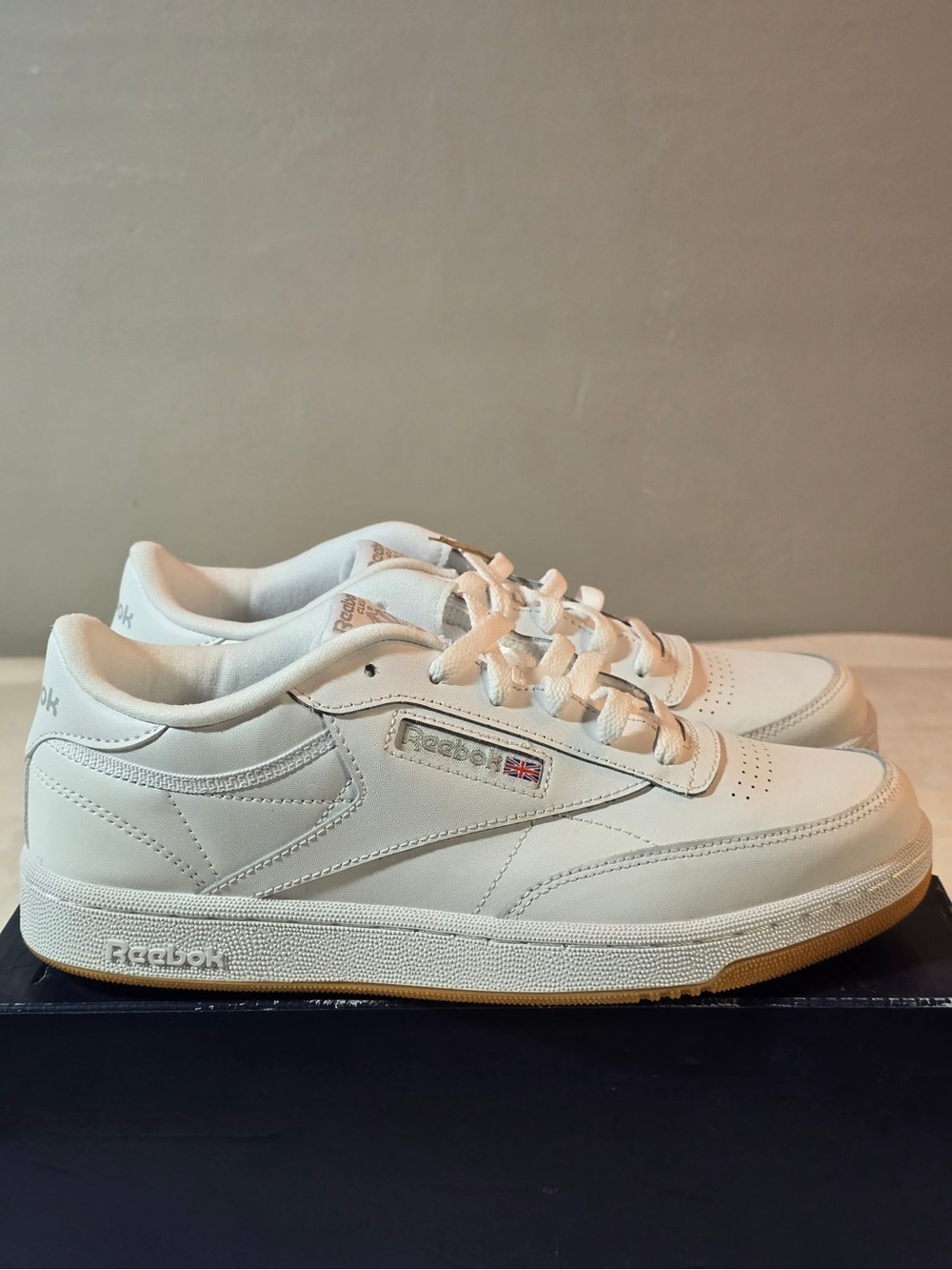 ☀️Summer Sale☀️Reebok Club C Low-Top Sneakers in White with Gum Sole NIB Men’s 7 - Picture 3 of 7